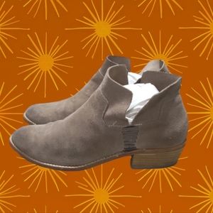 Dolce Vita Ankle Western Boots Size 8 in Taupe